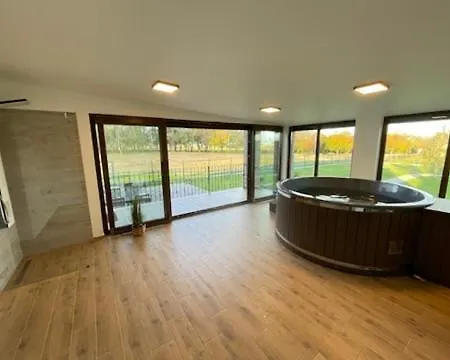 Apartmanhotel Kukorica Csárda 2 3*